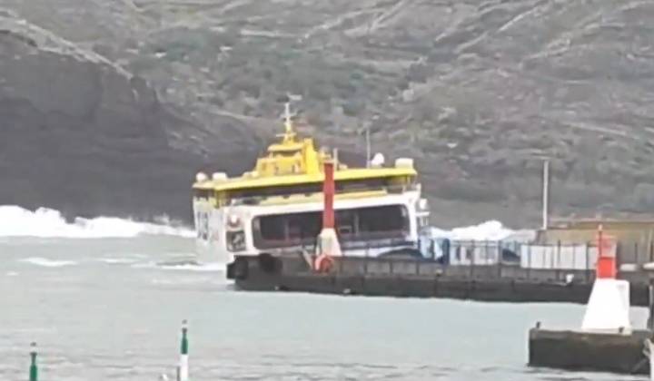 Complicada situación del mar en Canarias: así zarandea el oleaje a los barcos