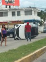 Vehículo termina volcado frente a la terminal ADO de Chetumal
