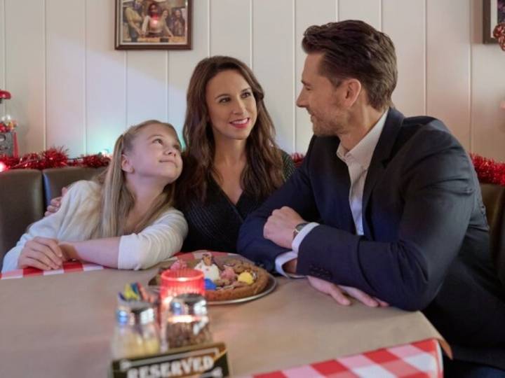 How to watch Hallmark’s ‘She’s Making a List’ premiere starring Lacey Chabert for free