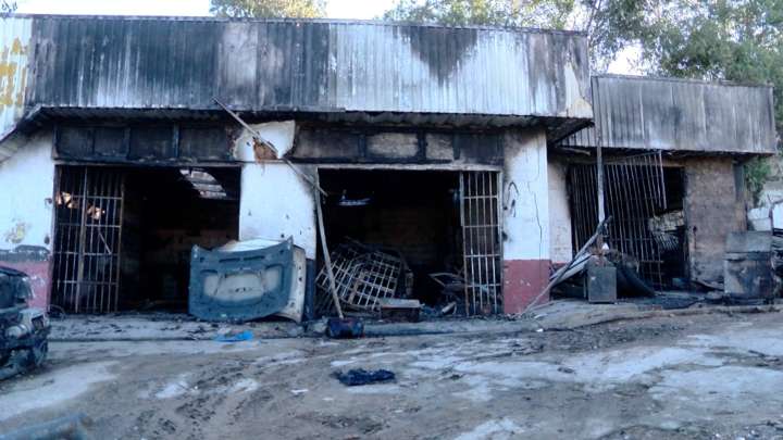 Reportan Incendios Simultáneos en Colonias de Tijuana; Fuego Consume Varios Autos y Viviendas