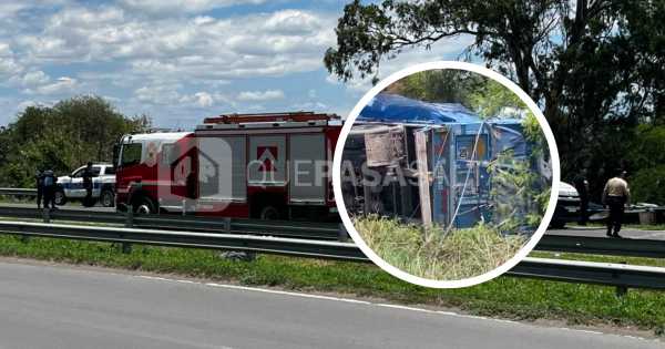 [URGENTE] Volcó un camión lleno de trigo cerca de la entrada de Salta: tránsito cortado