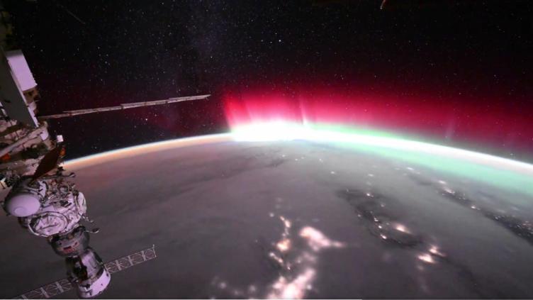 Captan "nacimiento" de aurora boreal desde el espacio 🎦