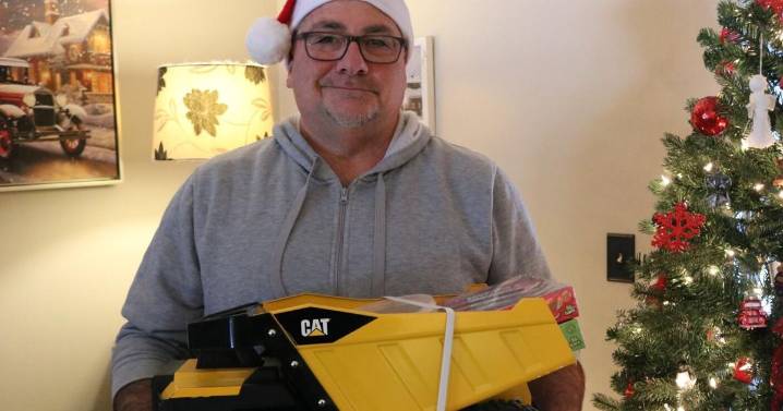 Friends pay it forward to Niagara families in need during Christmas