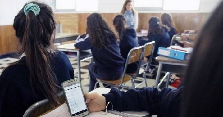 Congreso aprueba proyecto que desde 2026 regula y prohíbe los celulares en las salas de clases y se despacha a ley