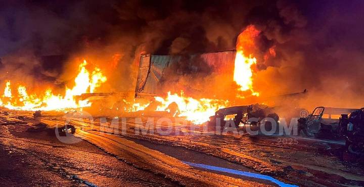 Al menos cinco vehículos chocan y se incendian cerca de caseta de Panindícuaro; reportan un muerto