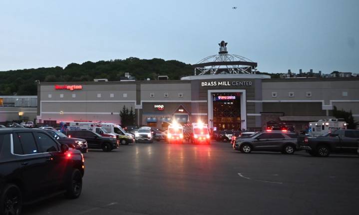 Thieves grab $10,000 in jewelry from Waterbury mall store
