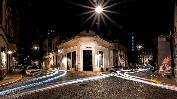 San Telmo alberga una terraza vidriada única que resguarda tradición y gastronomía al fuego