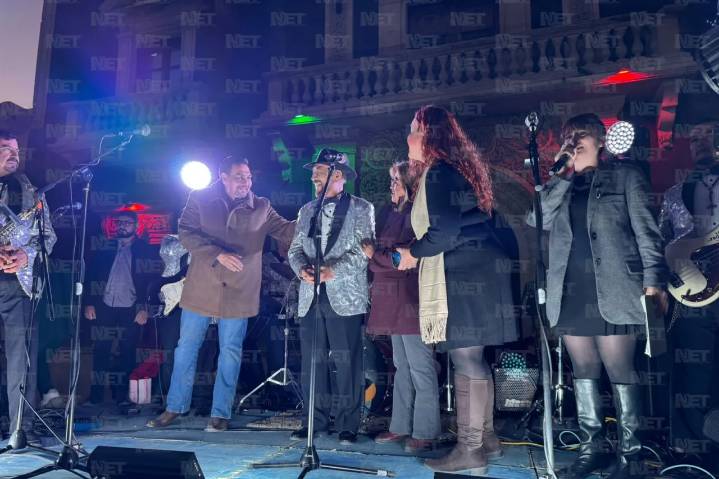 Disfrutan juarenses de Navidad en el Centro; alcalde da mensaje