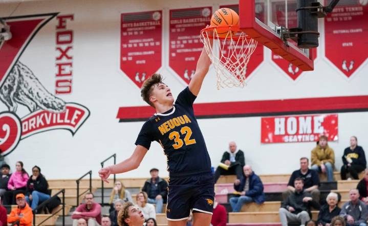 Basketball: Cole Kelly scores 33 points for Neuqua Valley