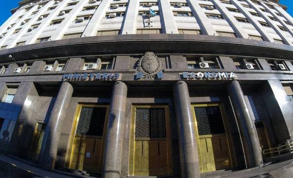 Bono en dólares: el Gobierno debió emitir a una tasa superior al 9% que quería Caputo