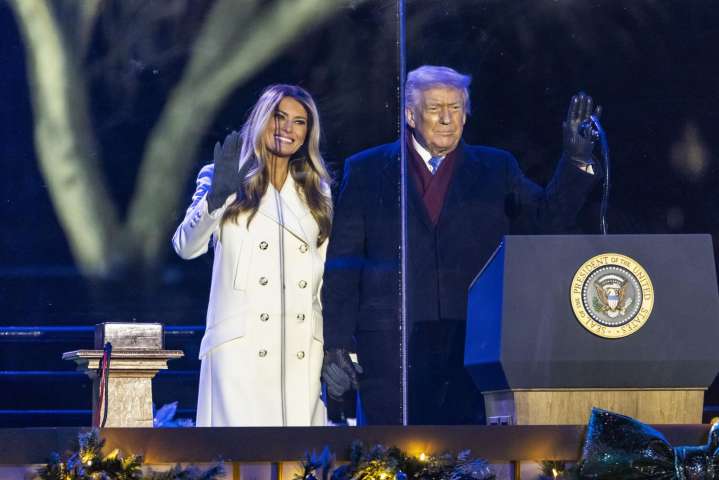 Trump y la primera dama encienden el árbol navideño de la Casa Blanca