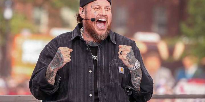 'I thought I'd die young': Jelly Roll breaks down in tears as Joe Rogan delivers huge surprise in emotional clip