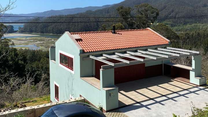 Villa Carolina, un vivienda de Cariño premiada por su integración en el paisaje: «Es una historia de amor»