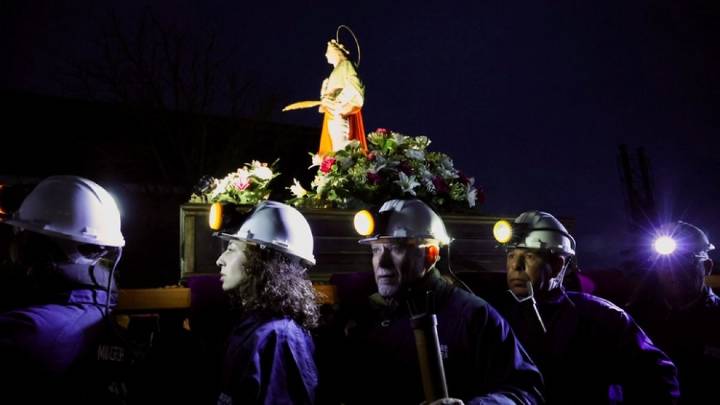 La Robla celebra su primera procesión nocturna en honor a santa Bárbara