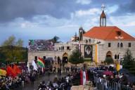 El papa reza por la paz en Líbano ante la tumba de un santo venerado por cristianos y musulmanes