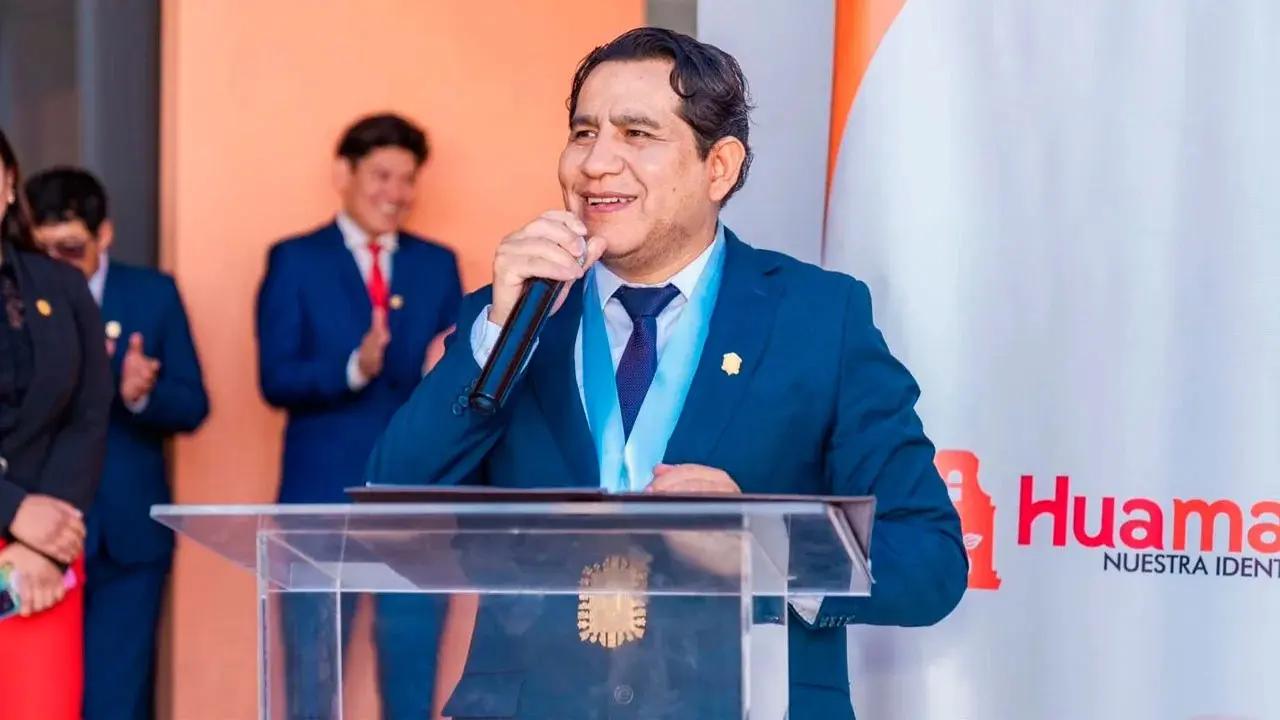 JEE sanciona al alcalde de Huamanga por uso indebido de publicidad estatal en pleno proceso electoral