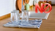 ¿Por qué nunca hay que dejar los vasos y platos secando boca abajo?