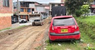 Obras en Manizales avanzan tras retiro de carro rojo que bloqueaba la vía desde hace meses