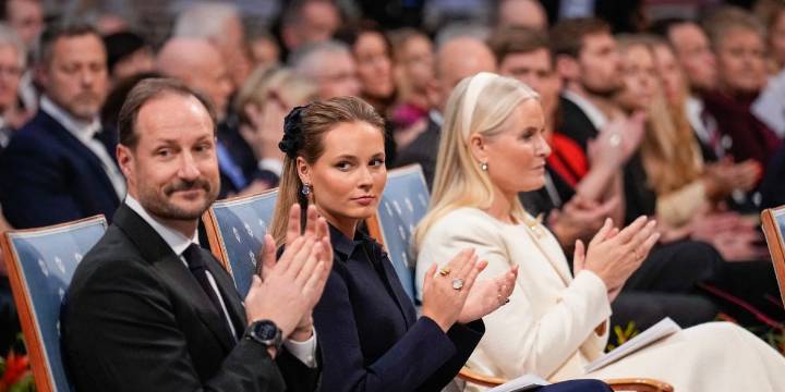 La princesa Ingrid Alexandra, eclipsa a su madre, Mette-Marit de Noruega, en el Premio Nobel de la Paz con un bolso de Prada
