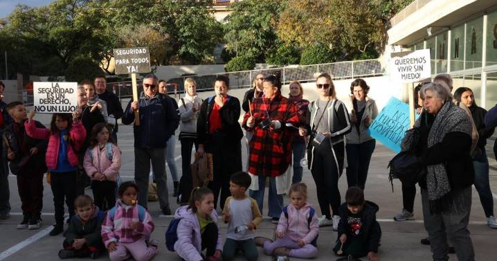 Las cacerolas salen al patio del CEIP Cas Capiscol pidiendo seguridad