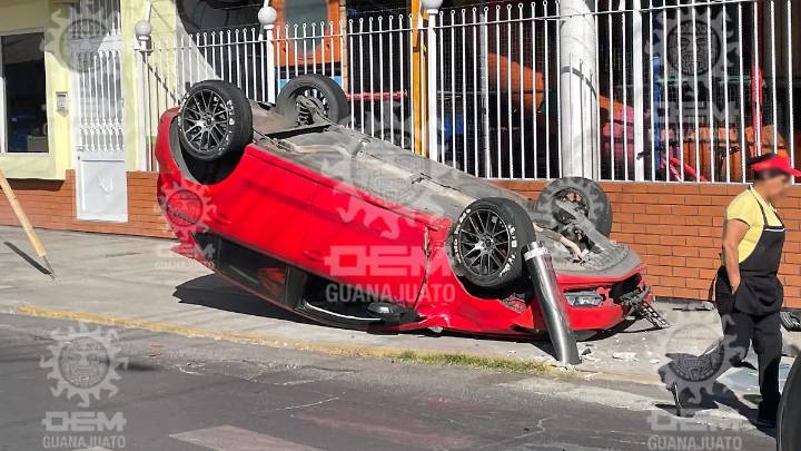 Vuelca automóvil la mañana del domingo a la altura de la Fuente de las Espigas en Irapuato