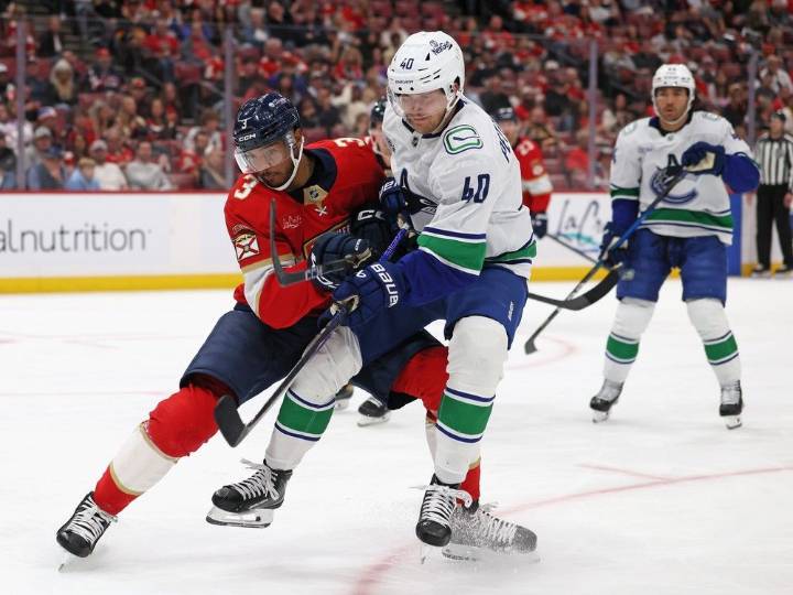 Canucks: Centre Elias Pettersson leaves warm-up skate, won't face Wild