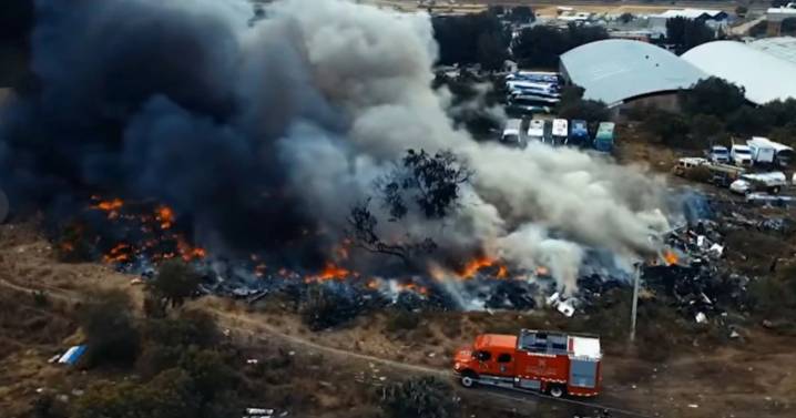Quema de basura provoca incendio en bodega de autobuses en Mineral de la Reforma, Hidalgo