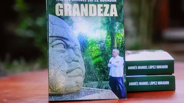 Adán Augusto López regala a senadores miles de copias del libro “Grandeza”, de AMLO