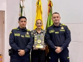 Policía entregó Escudo del Departamento a la secretaria de Turismo, Industria y Comercio por su trabajo institucional