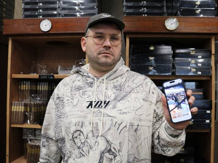 Employees apprehend thief during violent attempted armed robbery