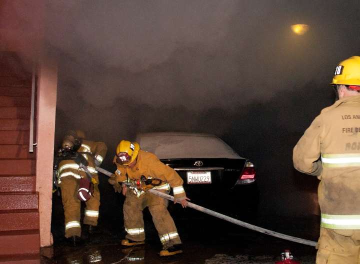 Paramédico latino fuera de servicio rescata a niña de incendio en Los Ángeles