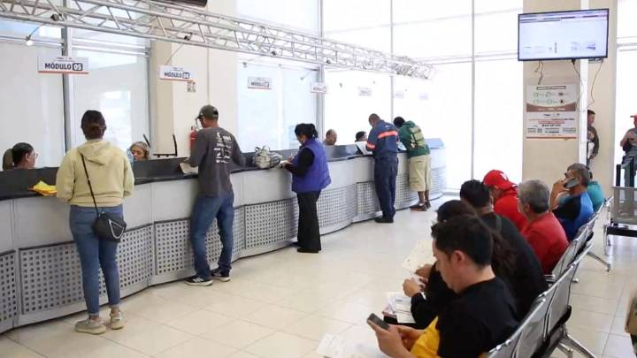 Reparten aguinaldos a burócratas; dispersa Coahuila mil millones de pesos