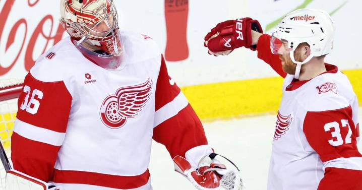 Alex DeBrincat has 2 goals and an assist as Red Wings hold off Flames 4