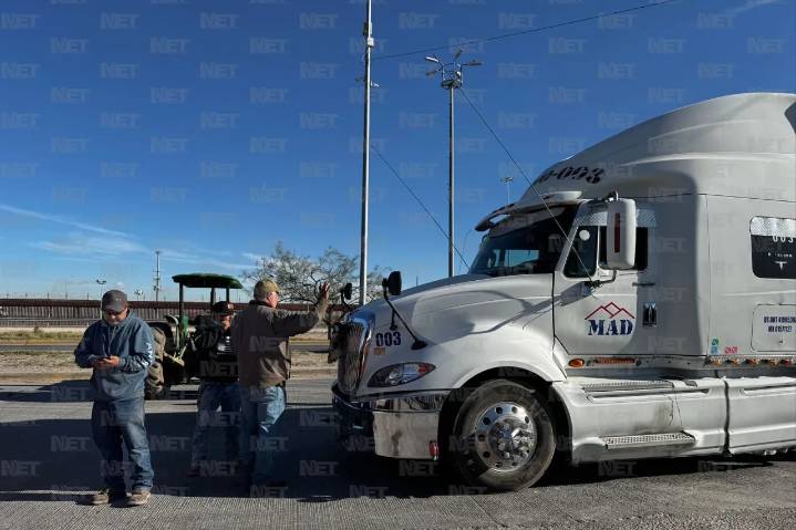 Agricultores cierran acceso al puente Libre por la Ley de Aguas