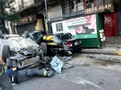 Un auto volcó, una mujer fue hospitalizada y buscan a un conductor que escapó