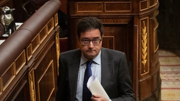 Luz verde a la subida de sueldo de los funcionarios para 2025 y 2026: así quedan los salarios de los empleados públicos