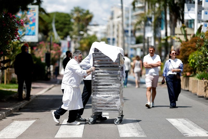 France's services sector returns to growth in November, PMI shows