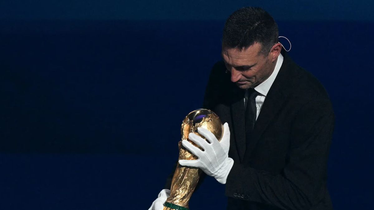 Emocionante: Scaloni ingresó al sorteo del Mundial con la Copa del Mundo