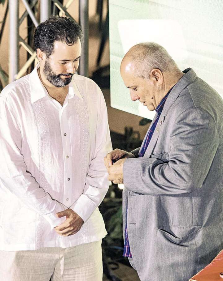 Santiago García Galván recibe del gobierno cubano la “Distinción por la Cultura Nacional”