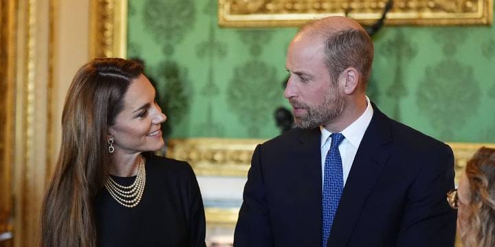 Kate Middleton impacta con la melena lisa más bonita de los últimos tiempos y el abrigo elegante que no falla