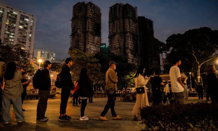 Hong Kong mantiene las elecciones y abre una investigación independiente del incendio