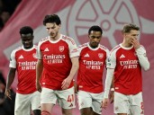 Dos autogoles aseguran liderato del Arsenal