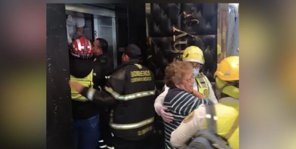 Se quedan 13 personas atrapadas en elevador de una tienda en CDMX
