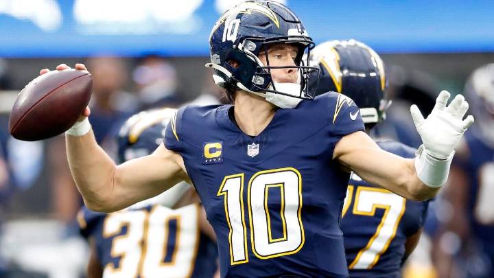 Chargers QB Justin Herbert has broken bone in left hand, to have surgery Monday