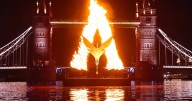 Giant Avatar sculpture lights up London's Thames ahead of Fire and Ash premiere
