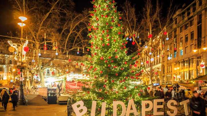 David Blasco, responsable de una agencia de viajes: "En un viaje de 4 días, lo más caro son los vuelos. Los hoteles por Europa están más económicos que en España, aquí han subido un disparate los prec