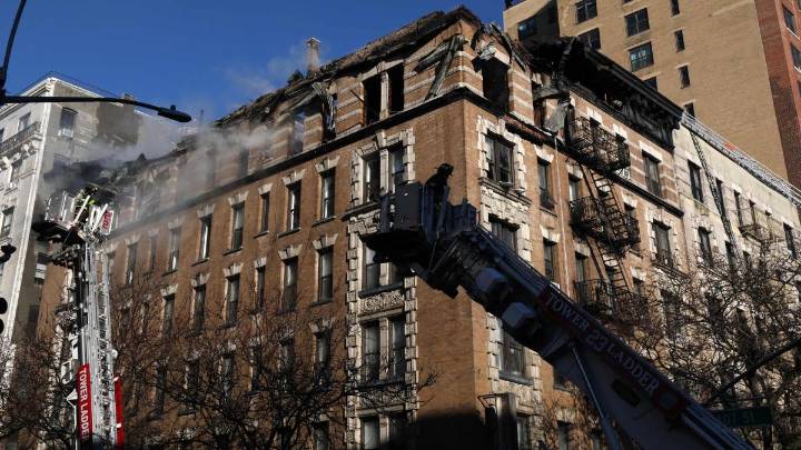 Las espectaculares imágenes de un incendio en un edificio de Manhattan