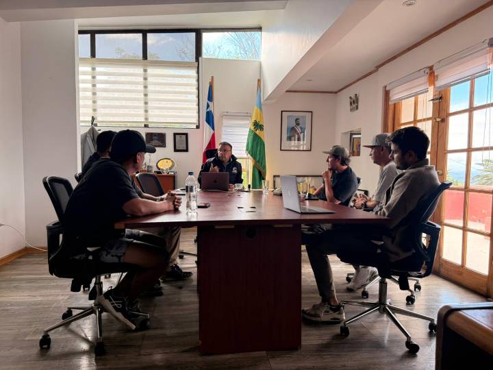 Surfistas de La Boca y alcalde de Concón acuerdan reunión clave tras notificación de desalojo