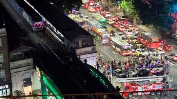 Palermo: un hombre fue rescatado en Puente Pacífico cuando estaba por arrojarse al vacío