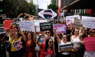Miles de brasileñas salen a las calles en protesta por una ola reciente de feminicidios